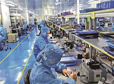 龍華區(qū)新型顯示器件產(chǎn)業(yè)集群 快步邁入“國(guó)家隊(duì)”的電子產(chǎn)品革新力量